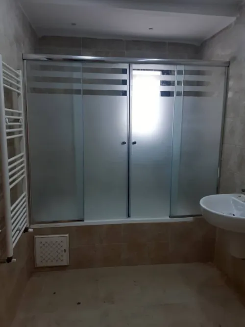 Cabine de douche et vitrin verre trempé sur mesure