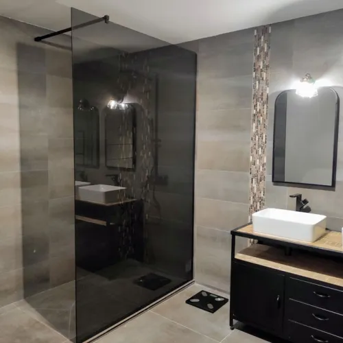 verre trempé ( vitrines, cabine de douche italienne, rampes d'escalier, garde corps) 