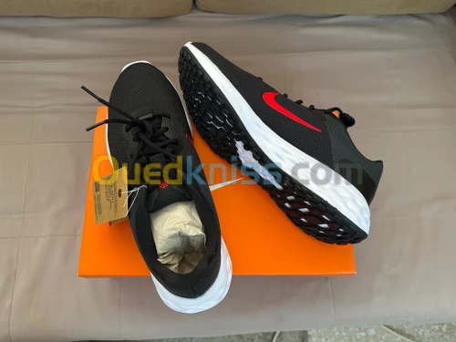 Chaussures de Running Nike Revolution 6 NN Neuves - Noires et Rouges