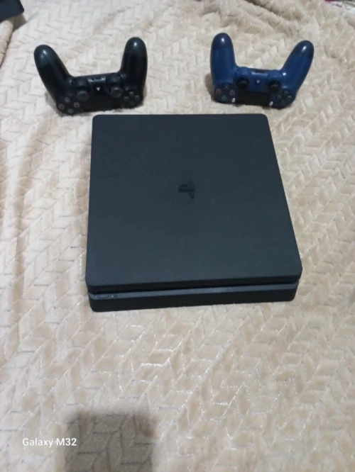 A vendre 03 Playstation 04 slim avec 02 manettes originale pou chaque console