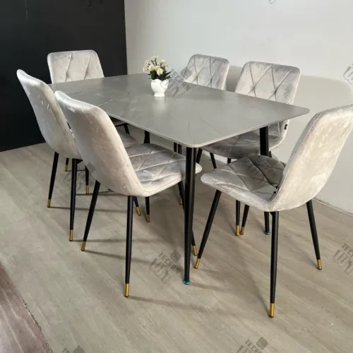 Table marbré avec 6 chaises capitonnées 