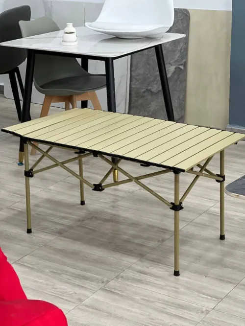 table de camping avec sac