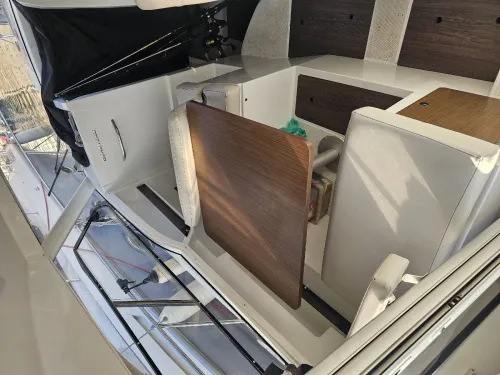 Beneteau Antares 8 année 2021 Moteur 250 Cv avec place