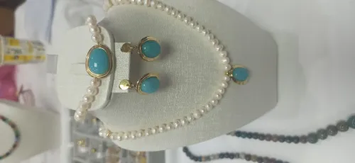 Parure en perles de l'eau douce naturelles 