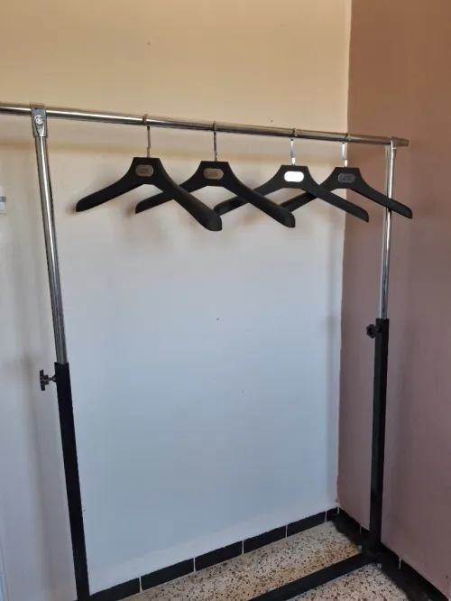 penderie pour vêtements ( علاقة ملابس )