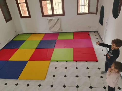 Matlas et poufs pour creches