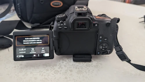Canon EOS 77D 