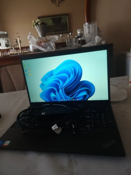 Je mets en vente un PC portable professionnel Lenovo ThinkPad E15 Gen 5, très puissant et robuste, en excellent état (presque neuf). Idéal pour les ingénieurs, développeurs ou étudiants.