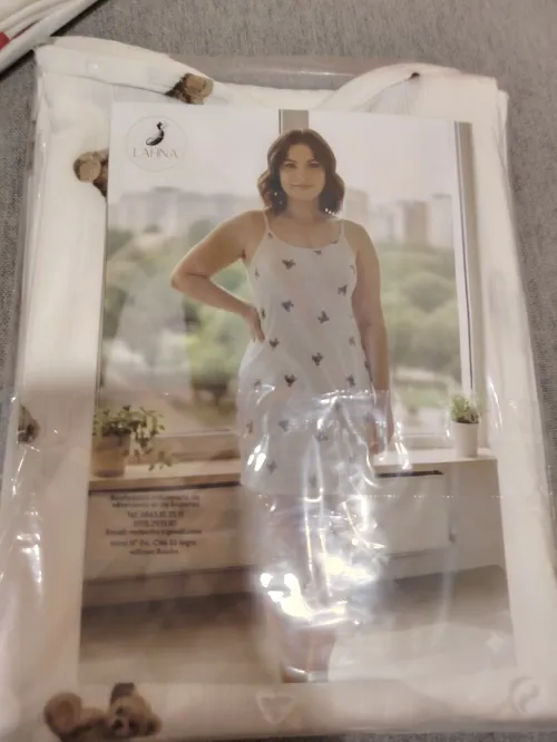 Ensemble busty & short, fond de robe courte