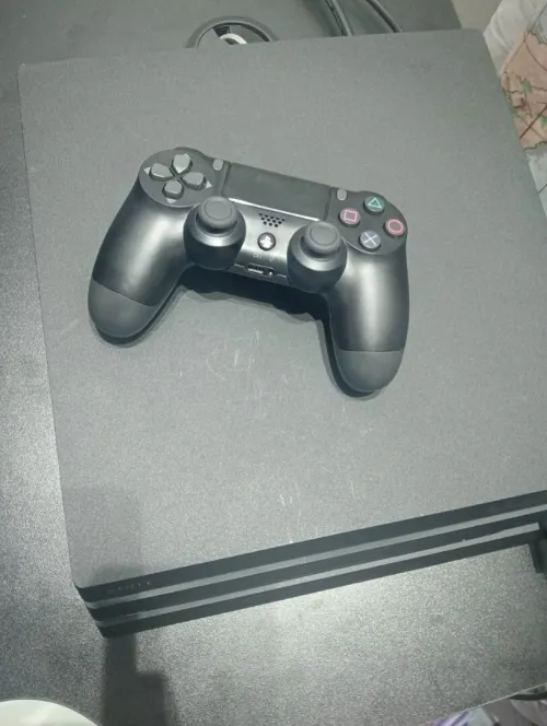 ps4 pro 1tb flashé 9.00 avec 17 jeux haja n9aya avec manette original