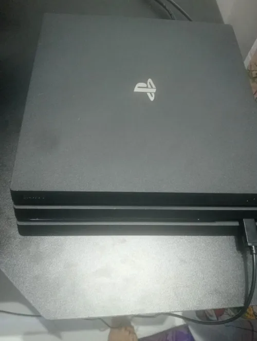 ps4 pro 1tb flashé 9.00 avec 17 jeux haja n9aya avec manette original