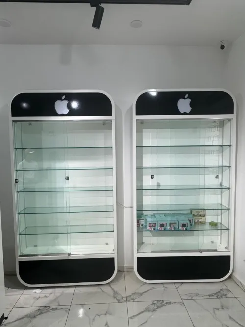 Des vitrines et un comptoir et un meuble pour rangement 