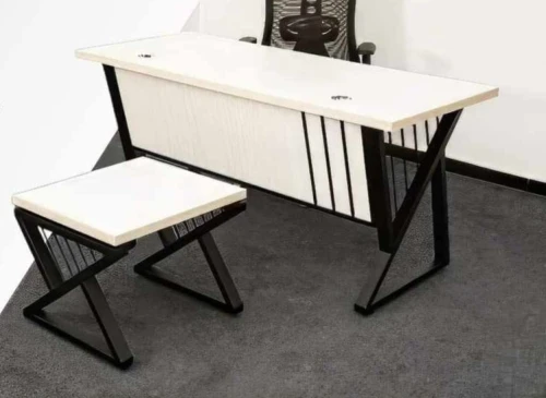 Bureau et table de basse et chario