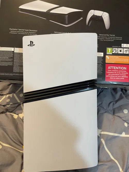 Ps5 pro etat 10/10 avec sa boite et 2 manette