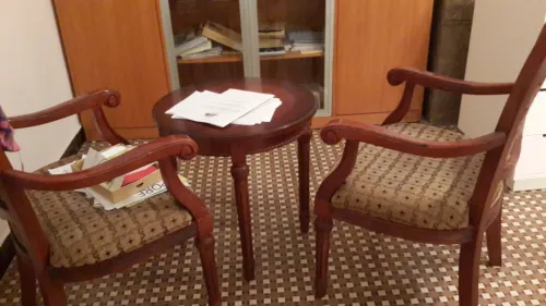 A vendre gueridon et chaises