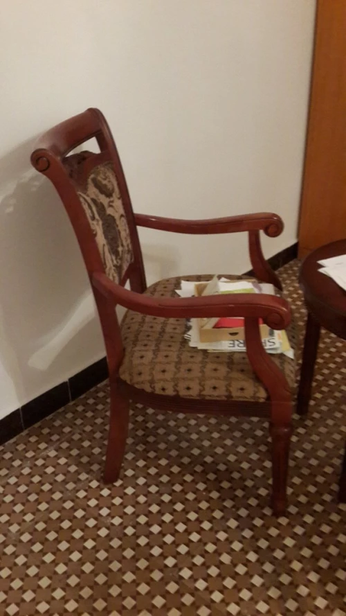 A vendre gueridon et chaises