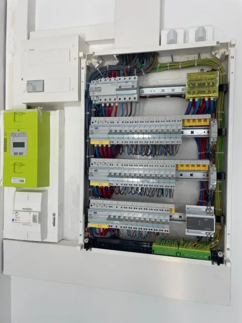 Électricien / électricité Travaille au standard européens