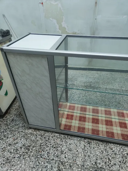 Comptoir magasin ( verre / aluminium)