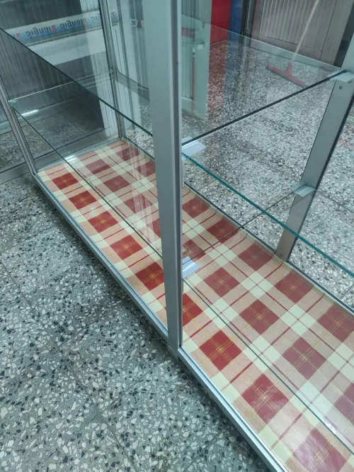 Comptoir magasin ( verre / aluminium)