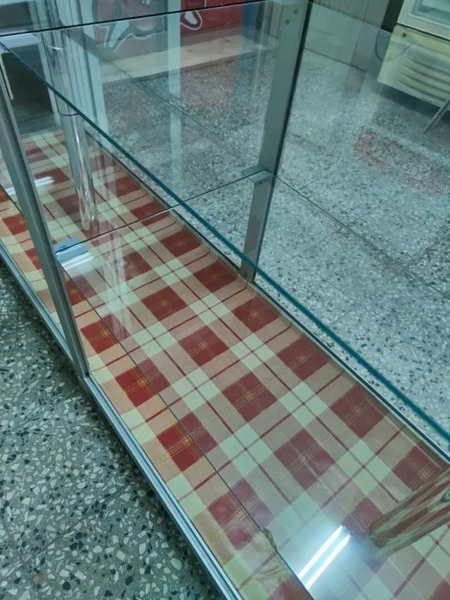 Comptoir magasin ( verre / aluminium)