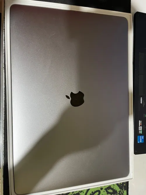 MacBook Pro 2017 15 inch touchbar ( battery service) & souris Magic Mouse 2