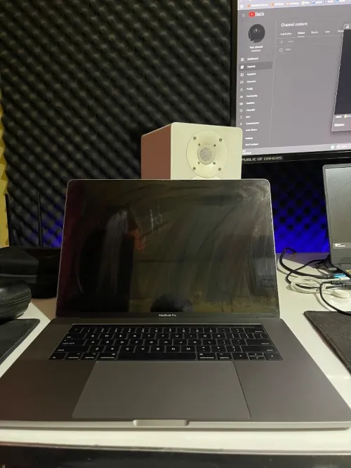 MacBook Pro 2017 15 inch touchbar ( battery service) & souris Magic Mouse 2