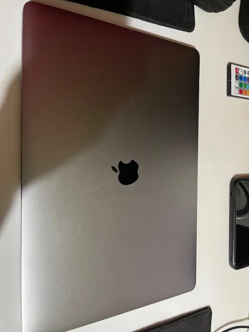 MacBook Pro 2017 15 inch touchbar ( battery service) & souris Magic Mouse 2