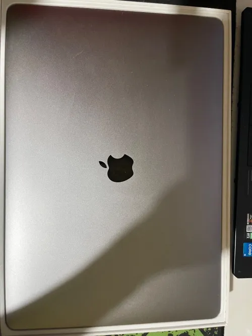 MacBook Pro 2017 15 inch touchbar ( battery service) & souris Magic Mouse 2