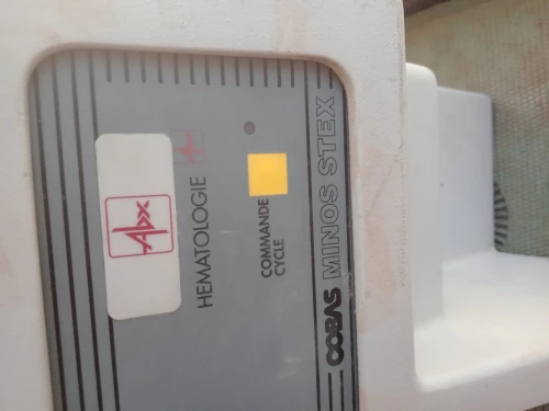Automate d,hématologie en panne marque cobas à utiliser pour les pièces de rechange 
