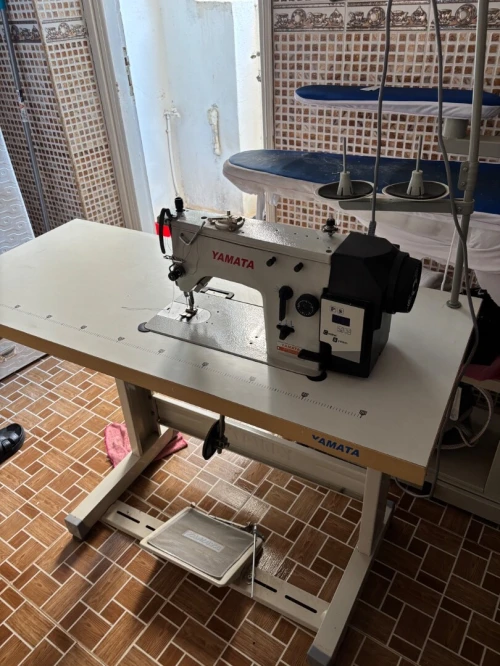 Machine zigzag yamata avec moteur silencieux jamais utiliser 