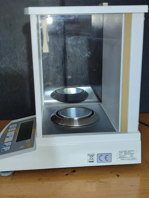 balance analytique électronique. marque KERN, modèle ABS 220-4. 220g/0,1mg (0,0001g) / habta kabba