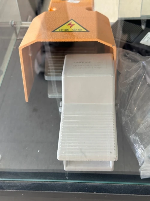 Pédale de commande pneumatique