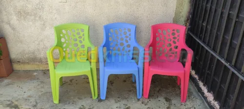 طاولات و كراسي بلاستيكية 