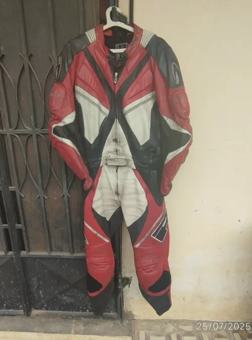 Combinaison MOTO en cuire de Marque RICHA  Couleur Rouge / Noir et Blanc