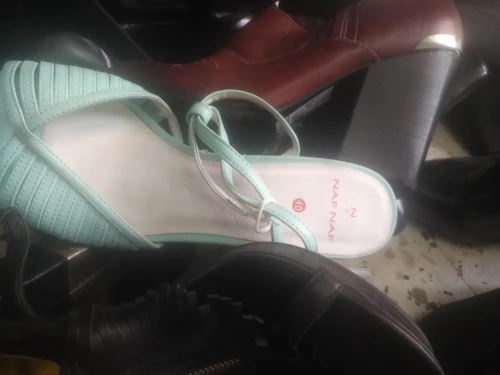 Un lot de chaussures femmes ramenés caba