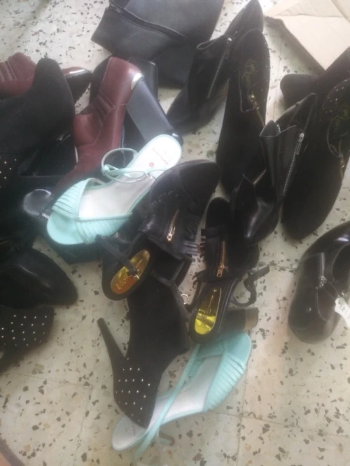Un lot de chaussures femmes ramenés caba