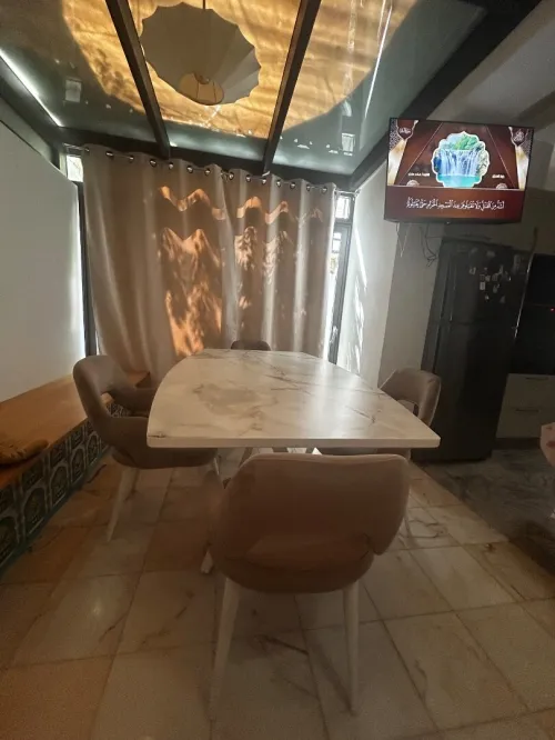 Table à manger 6 à 8 places très bon état presque neuve 