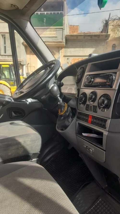 Location sans chauffeur Iveco fourgon équipé caisse conteneur