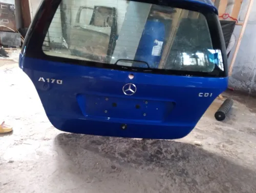 La malle de voiture avec deux pare-chocs