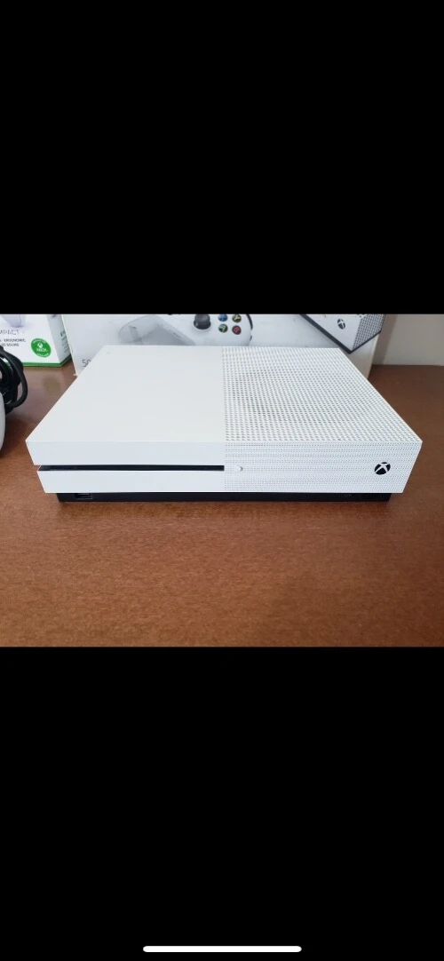 Xbox one s 500gb (sans manette)