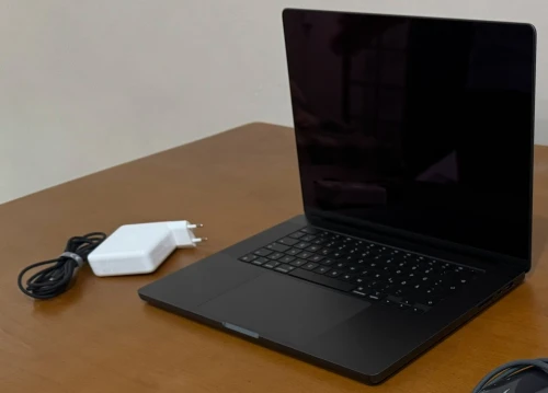 macbook pro 16 POUCE .M4 pro .24g.|2T SSD. ETAT NEUVE chargeur 140 w