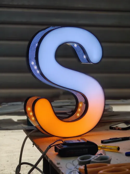 Panneaux publicitaires, enseigne lumineuse.
