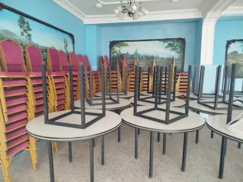 CHAISE ET TABLES DE SALLE DES FETES