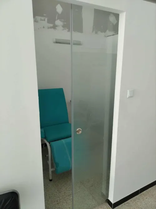 A vendre 02 portes coulissantes en verre trempé 85 par 215 cm