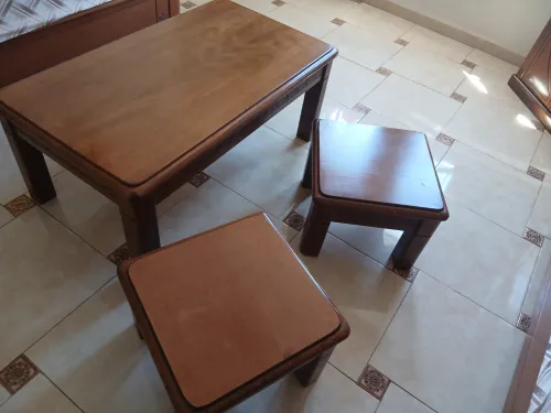 Très très bon prix pour une jolie table bois etre avec deux petit table