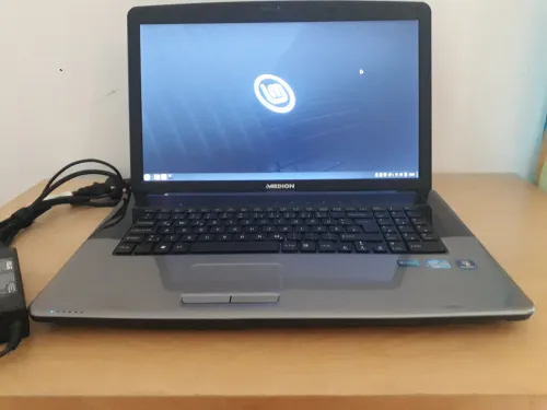 À vendre  PC Portable Medion AKOYA E7220  Grand écran 17 pouces  Linux Mint 
