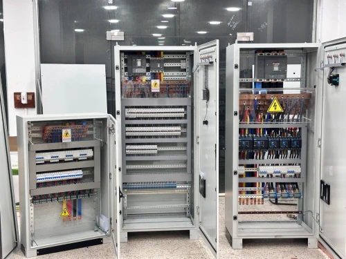 étude, câblage et installation de tous types d'armoires électriques (TGBT, pompage, éclairage, inverseur de source...)     دراسة وتركيب مختلف أنواع الخزائن الكهربائية