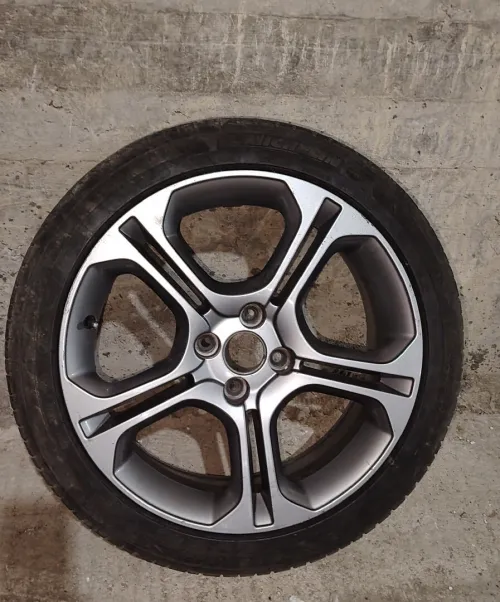 Une Jante clio 4 GT Line 17 pouces