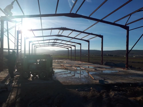 Charpente métallique, hangar,panneaux sandwich, usine, depot, abris, pergola, poulailler