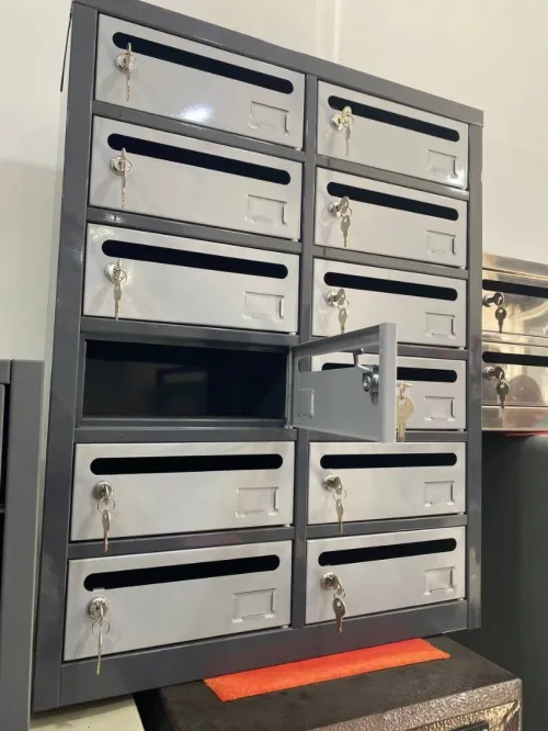 Fabrication de boîtes aux lettres sur mesure